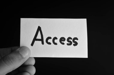 Elinde ACCESS sözcüğünün yazılı olduğu bir kart tutuyordu.