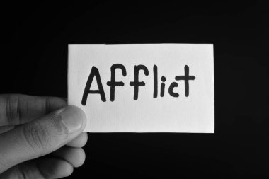 Elinde AFFLICT yazılı bir kağıt tutuyordu.