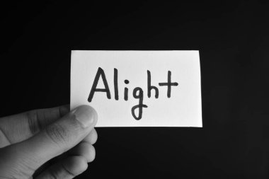 Elinde ALLIight yazan bir kart tutuyordu.