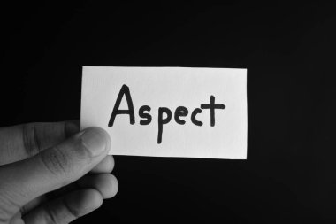 Elinde ASPECT sözcüğünün yazılı olduğu bir kart tutuyordu.