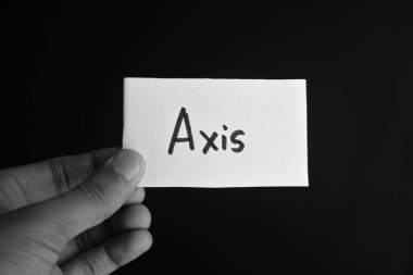 Elinde AXIS yazan bir kart tutuyordu.