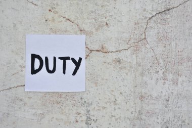 Kağıt not eski duvarda görevle yazılmış.