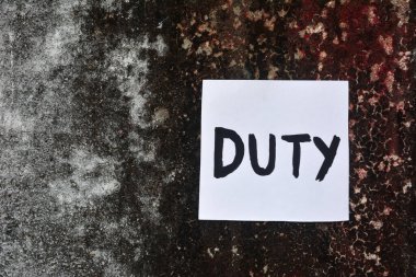 Kağıt not eski duvarda görevle yazılmış.