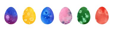 Paskalya yumurtası seti. Farklı renkte yumurtalar. Beyaz arka planda farklı dokulara sahip bir dizi Paskalya yumurtası. Bahar tatili.