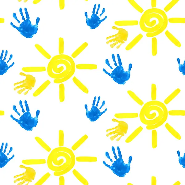 Parlak, güneşli, renksiz bir desen. Mavi çocukların el izleri ve sarı güneşin kusursuz deseni. Çocukların avuçlarının beyaz arka planda resmedilmesi. Uluslararası Çocuk Günü