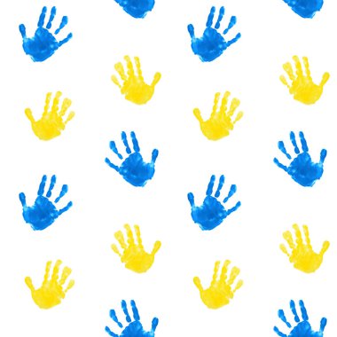 Mavi ve sarı çocuk el izlerinin kusursuz deseni. Çocukların avuçlarının beyaz arka planda resmedilmesi. Uluslararası Çocuk Günü. Ukrayna stili