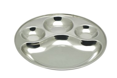 Çelik çatal bıçaklar, beyaz arka plana yerleştirilmiş çelik mutfak eşyaları.