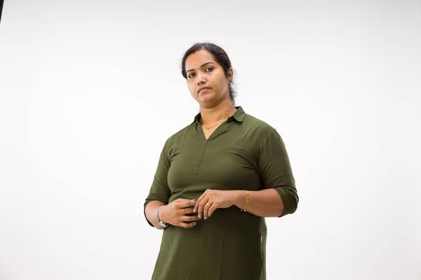 Retrato Una Mujer India Pose Pie Mostrando Diferentes Gestos Con —  Fotos de Stock