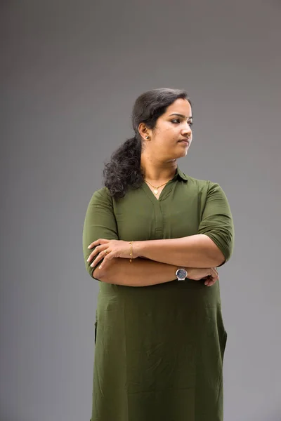 Porträtt Indisk Kvinna Stående Pose Visar Olika Gester Med Grå — Stockfoto