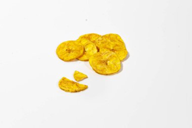 Kerala cipsi ya da muz cipsi, Kerala 'nın tarikat atıştırmalığı, beyaz arkaplan ile izole edilmiş görüntü