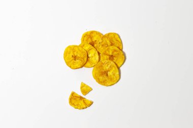 Kerala cipsi ya da muz cipsi, Kerala 'nın tarikat atıştırmalığı, beyaz arkaplan ile izole edilmiş görüntü