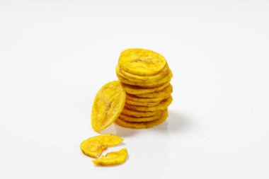 Kerala cipsi ya da muz cipsi, Kerala 'nın tarikat atıştırmalığı, beyaz arkaplan ile izole edilmiş yığın görüntü