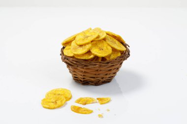 Kerala cipsi ya da muz cipsi, Kerala 'nın kült atıştırmalık öğesi, sepet şeklinde düzenlenmiş, geleneksel tarzda, beyaz arkaplan ile izole edilmiş görüntü.