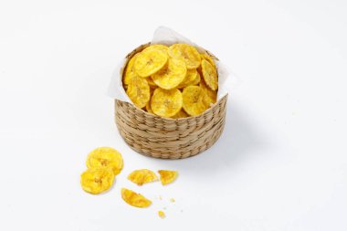 Kerala cipsi ya da muz cipsi, Kerala 'nın kült atıştırmalık öğesi, sepet şeklinde düzenlenmiş, geleneksel tarzda, beyaz arkaplan ile izole edilmiş görüntü.