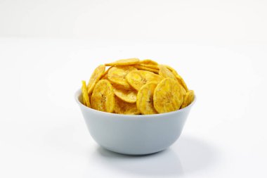 Kerala cipsi ya da muz cipsi, Kerala tarikatı öğesi, gri bir seramik kaseye yerleştirilmiş, beyaz arka planda izole edilmiş görüntü.