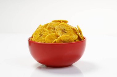 Kerala cipsi ya da muz cipsi, Kerala tarikatı öğesi, kırmızı kasede düzenlenmiş, beyaz arka planda izole edilmiş görüntü.