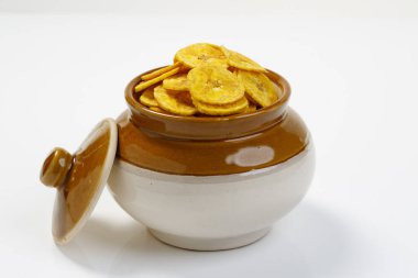 Kerala cipsi ya da muz cipsi, Kerala 'nın tarikat atıştırmalığı geleneksel olarak seramik kap, bharani, beyaz arkaplan ile izole edilmiş görüntü.