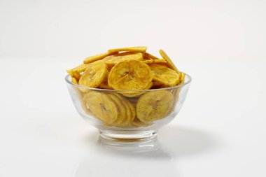 Kerala cipsi ya da muz cipsi, Kerala 'nın kült atıştırmalık öğesi, ana kasede düzenlenmiş; beyaz arkaplan ile izole edilmiş görüntü