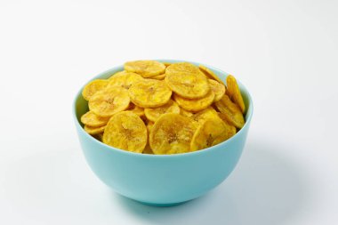 Kerala cipsi ya da muz cipsi, Kerala 'nın tarikat atıştırmalığı, hamur rengi seramik kasede düzenlenmiş, beyaz arkaplan ile izole edilmiş görüntü.