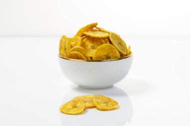 Kerala cipsi ya da muz cipsi, Kerala 'nın tarikat atıştırmalığı, beyaz arkaplan ile izole edilmiş görüntü