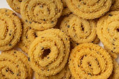 MURUKU, Kerala özel aperatifi pirinç unu kullanılıyor, beyaz arkaplanda izole edilmiş görüntü.