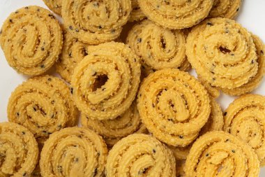 MURUKU, Kerala özel aperatifi pirinç unu kullanılıyor, beyaz arkaplanda izole edilmiş görüntü.