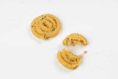 MURUKU, Kerala özel aperatifi pirinç unu kullanılıyor, beyaz arkaplanda izole edilmiş görüntü.