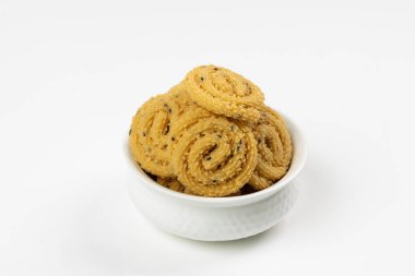 MURUKU, Kerala özel aperatifi pirinç unu kullanılıyor, beyaz arkaplanda izole edilmiş görüntü.