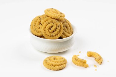 MURUKU, Kerala özel aperatifi pirinç unu kullanılıyor, beyaz arkaplanda izole edilmiş görüntü.