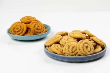 MURUKU, Kerala özel aperatifi pirinç unu kullanılıyor, beyaz arkaplanda izole edilmiş görüntü.