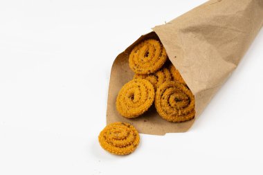 MURUKU, Kerala özel aperatifi pirinç unu kullanılıyor, beyaz arkaplanda izole edilmiş görüntü.