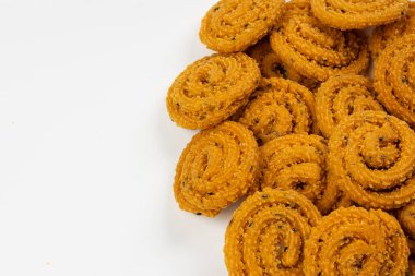 MURUKU, Kerala özel aperatifi pirinç unu kullanılıyor, beyaz arkaplanda izole edilmiş görüntü.