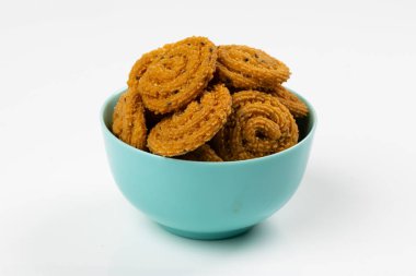 MURUKU, Kerala özel aperatifi pirinç unu kullanılıyor, beyaz arkaplanda izole edilmiş görüntü.