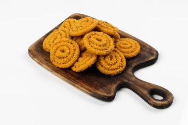 MURUKU, Kerala özel aperatifi pirinç unu kullanılıyor, beyaz arkaplanda izole edilmiş görüntü.