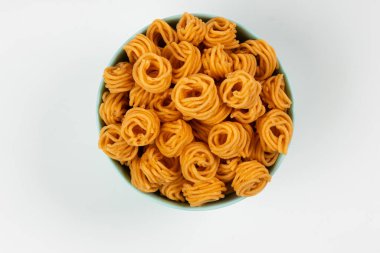 MURUKU, küçük spiral murukku çok baharatlı ve lezzetli, beyaz arkaplanlı izole resimler..