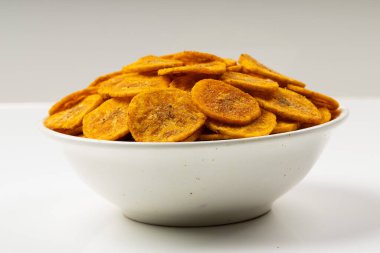 Kerala cipsi ya da muz cipsi, Kerala 'nın tarikat atıştırmalığı, beyaz arkaplan ile izole edilmiş görüntü