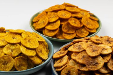 Kerala cipsi ya da muz cipsi, Kerala 'nın tarikat atıştırmalığı, beyaz arkaplan ile izole edilmiş görüntü