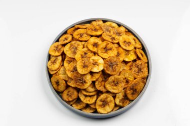 Kerala cipsi ya da muz cipsi, Kerala 'nın tarikat atıştırmalığı, beyaz arkaplan ile izole edilmiş görüntü