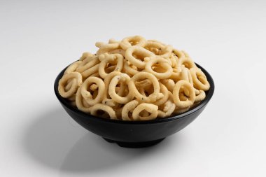 MURUKKU, halka şeklinde murukku, Güney Hindistan 'ın lezzetli öğesi, beyaz arkaplan ile isletilmiş görüntü.