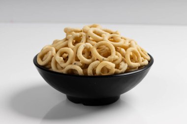 MURUKKU, halka şeklinde murukku, Güney Hindistan 'ın lezzetli öğesi, beyaz arkaplan ile isletilmiş görüntü.
