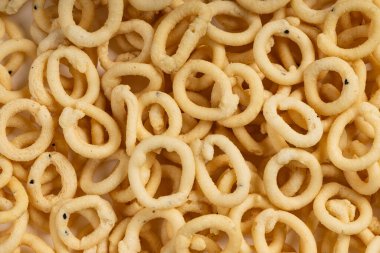 MURUKKU, halka şeklinde murukku, Güney Hindistan 'ın lezzetli öğesi, beyaz arkaplan ile isletilmiş görüntü.