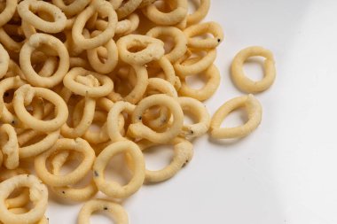 MURUKKU, halka şeklinde murukku, Güney Hindistan 'ın lezzetli öğesi, beyaz arkaplan ile isletilmiş görüntü.