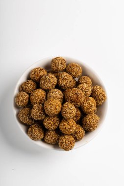 Susamlı Ladoo ya da Ellu unda ya da Til ladoo, susam tohumları ve jaggery 'den yapılan geleneksel bir Hint tatlısıdır..