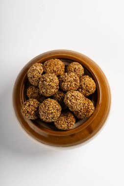 Susamlı Ladoo ya da Ellu unda ya da Til ladoo, susam tohumları ve jaggery 'den yapılan geleneksel bir Hint tatlısıdır..