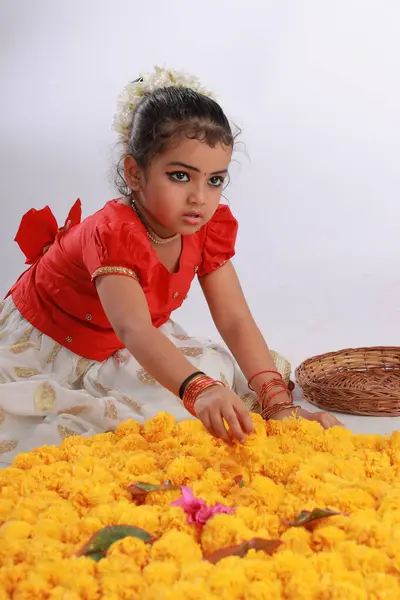 Ένα Χαριτωμένο Μικρό Κορίτσι Φορώντας Kerala Φόρεμα Χρυσό Χρώμα Μακριά — Φωτογραφία Αρχείου