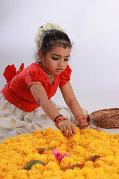 Ein Nettes Kleines Mädchen Kind Trägt Kerala Kleid Goldene Farbe — Stockfoto