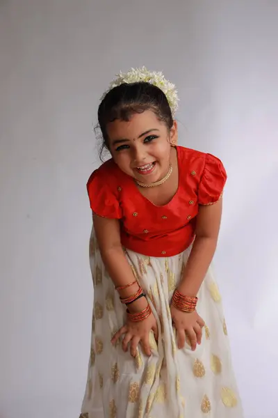 Een Schattig Klein Meisje Kind Dragen Kerala Jurk Gouden Kleur — Stockfoto