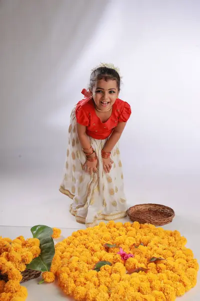 Uma Menina Pequena Bonito Criança Vestindo Kerala Vestido Dourado Cor — Fotografia de Stock