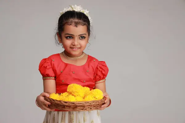 Una Linda Niña Pequeña Con Vestido Kerala Color Dorado Falda — Foto de Stock