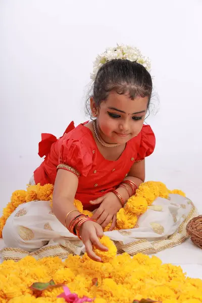 Ένα Χαριτωμένο Μικρό Κορίτσι Φορώντας Kerala Φόρεμα Χρυσό Χρώμα Μακριά — Φωτογραφία Αρχείου